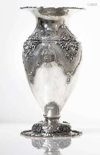 Silver vase finely chiseled. Punch 145 MI, 1936 ca. Kg 1,270. H Cm 31