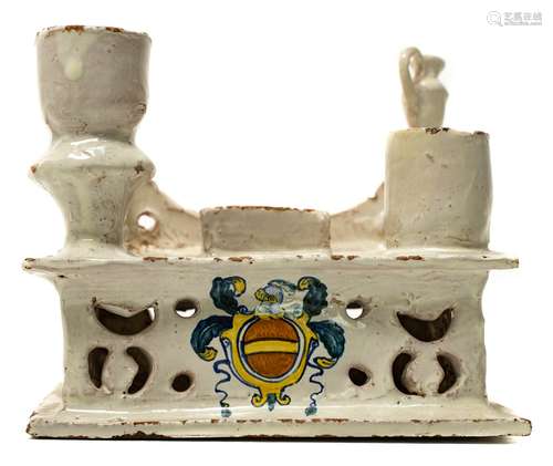 Majolica inkwell with blazon, Faenza, XIX Century. H cm 14, 12 x 17