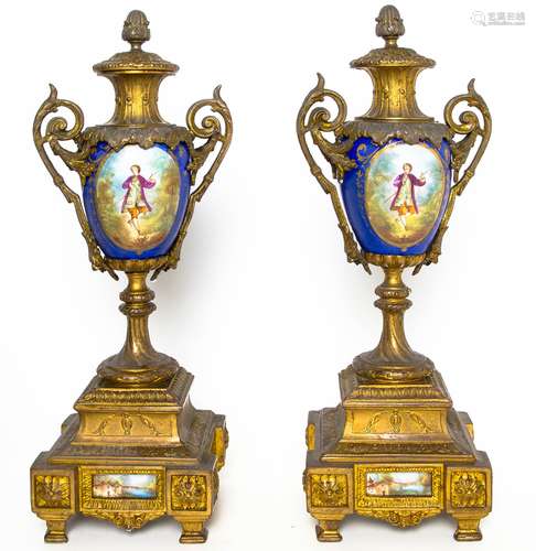 Pair of poutiche in blue porcelain with golden accents. Old France, Napoleone III, 19th century.