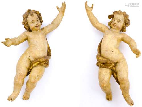 Pair of baroques puttis. Italy, 17th century. In lacquered and golden wood. H cm 72 , H cm 76