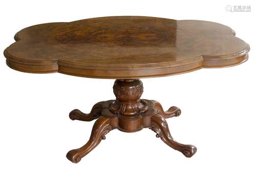 Table with central foot and surface made of walnut root. H cm 76x155x120. 4 chairs of style, 20th