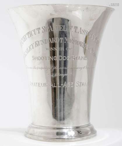 Memorial Trophy in Sterling silver 925 Tiffany & C . 20th century. Kg 1,104. H Cm 23 Certificated.