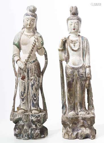 Pair of wooden sculptures. Women in oriental clothing. H cm 45. Minor pieces missing.