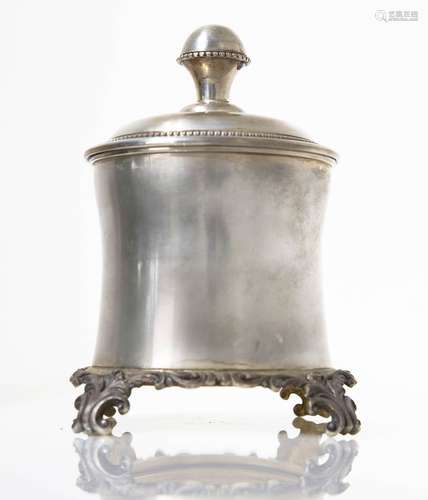 Silver 800 cookies holder with decorated base, interior by Vermeil. 20th century .Kg 0,642. H Cm 21