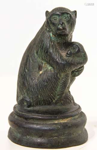 Bronze statuette. China, 18th century. Monkey and pup. Lost-wax. Cm 10