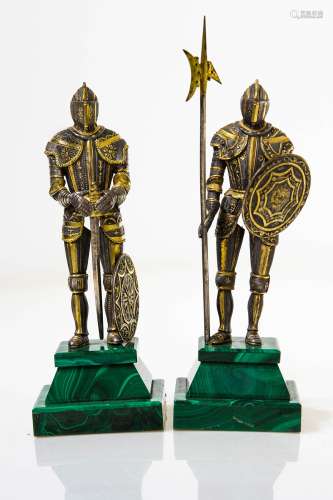 2 statuettes representing 2 warriors wearing the armor. In vermeil silver, malachite base. H Cm 14