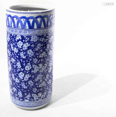 Umbrella stand with blue flower decorations. China, 20th century H Cm 46