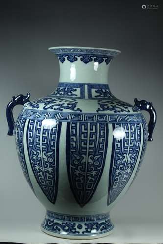 A Chinese Blue and White Porcelain Vase