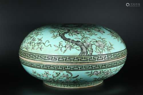 A Chinesegreenground Famille-Rose Porcelain Box with Cover