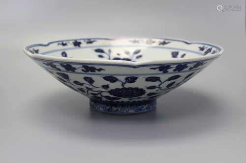 Large Chinese blue and white porcelain bowl. Xuande