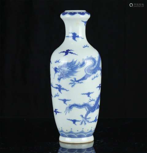 A Chinese Blue and White Porcelain Vase