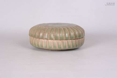 A Chinese Ru-Type Porcelain Round Box with Cover