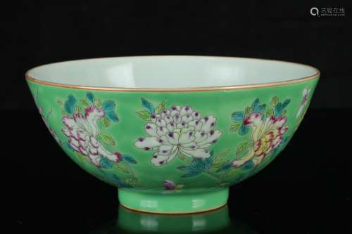 A Chinese Green-Ground Famille-Rose Porcelain Bowl