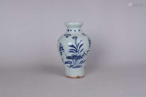 A Chinese Blue and White Porcelain Vase