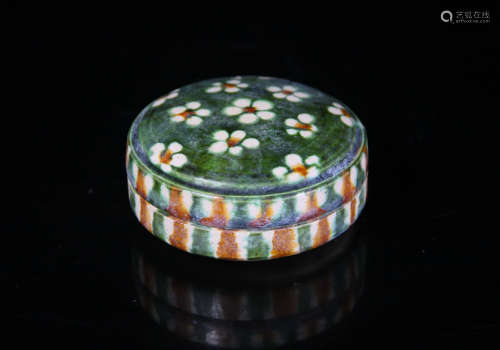 A Chinese San-Cai Porcelain Round Box with Cover