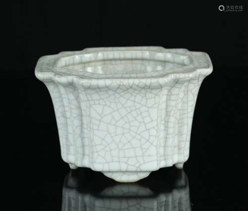 A Chinese Ge-Type Porcelain Plant Pot