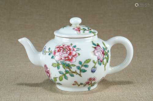 A Chinese Famille-Rose Porcelain Tea Pot