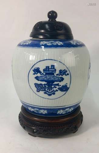 A Chinese blue and white porcelain vase