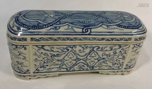 A Chinese blue and white porcelain pen box