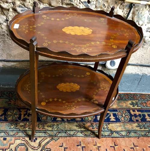 An Edwardian Sheraton Revival cross-banded and inlaid satinwood two tier what-not