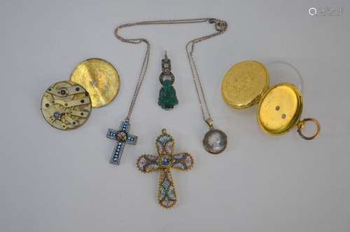 A small collection of jewellery