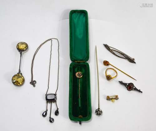 A small collection of antique and later jewellery