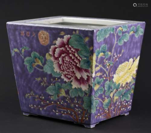 A CHINESE FAMILLE ROSE PORCELAIN FLOWER POT