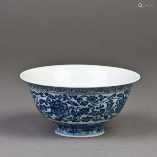 A CHINESE BLUE AND WHITE PORCELAIN BOWL