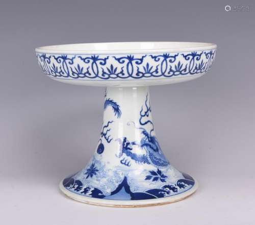 A BLUE AND WHITE 'DRAGON' STEM DISH