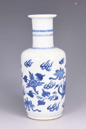 A BLUE AND WHITE PORCELAIN VASE