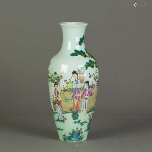 A CHINESE FAMILLE ROSE PORCELAIN VASE