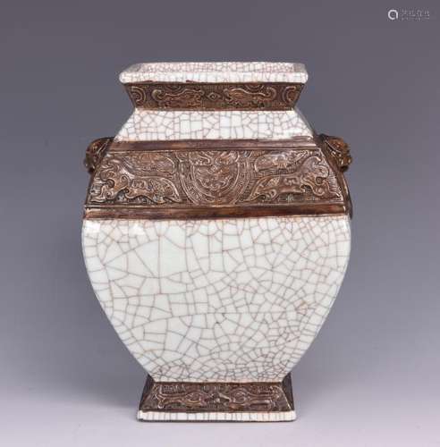 AÂ GE-TYPE CRACKLE-GLAZED PORCELAIN VASE