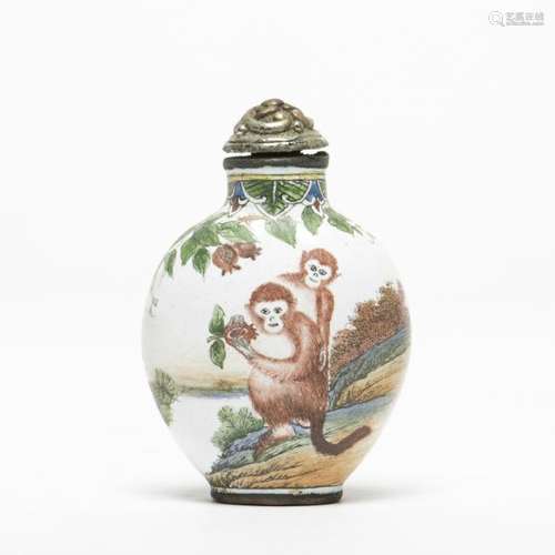 A MONKEY PATTERNS SNUFF BOTTLE