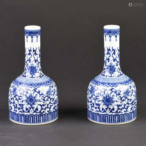 A PAIR OF BLUE AND WHITE MALLET-SHAPED VASE