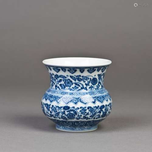 A BLUE AND WHITE PORCELAIN VASE