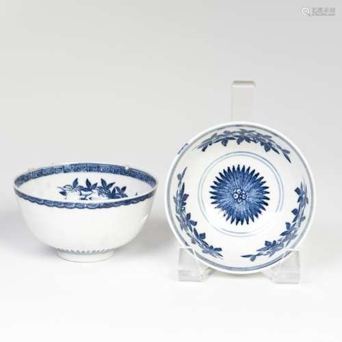 A PAIR OF BLUE AND WHITE PORCELAIN BOWLS