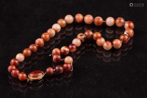 A CHINESE MOTTLED REDDISH BROWN NECKLACE