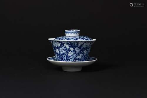 A SET OF BLUE AND WHITE CUP AND COVER