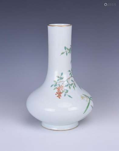 A FAMILLE ROSE PORCELAIN VASE