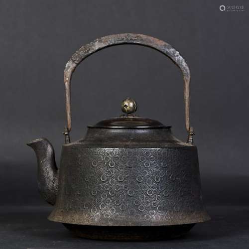 AN ARCHAISTIC JAPANESE IRON POT