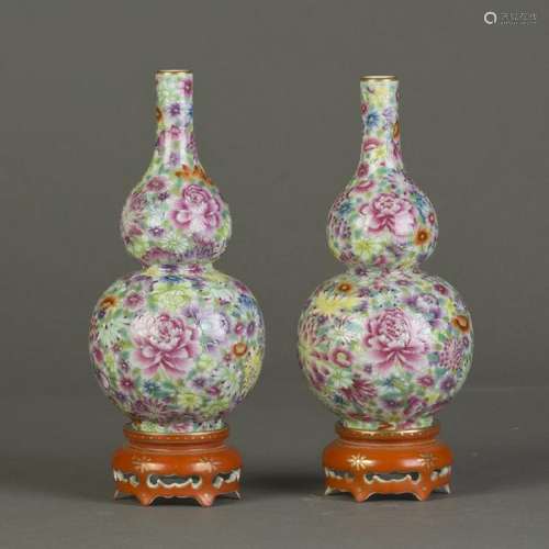 A PAIR OF FAMILLE ROSE DOUBLE-GOURD 'FLORAL' VASES