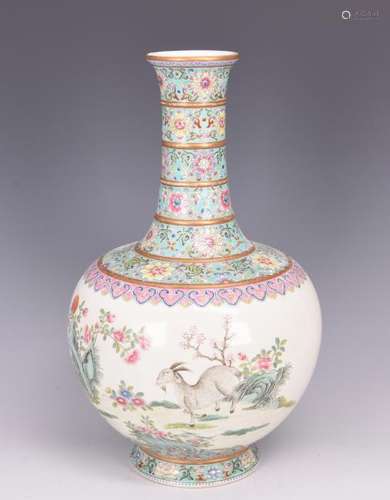 A FAMILLE ROSE PORCELAIN VASE