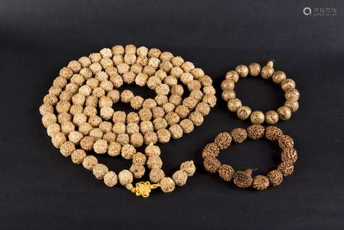 A SET OF WALNUT NECKLACE AND BRACELETS