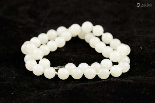 A TRANSLUCENT WHITE JADE NEPHRITE NECKLACE WITH GIA