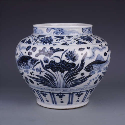 CHINESE PORCELAIN OF BLUE AND WHITE FISH AND WEED JAR