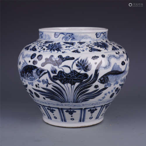 CHINESE PORCELAIN OF BLUE AND WHITE FISH AND WEED JAR