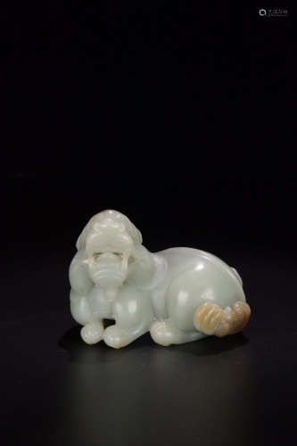 A HETIAN JADE CARVED BRAVE BEAST ORNAMENT
