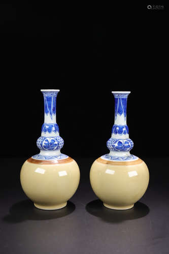 A PAIR OF ONE TONE GLAZE BLUE AND WHITE GOURD SHAPED VASES