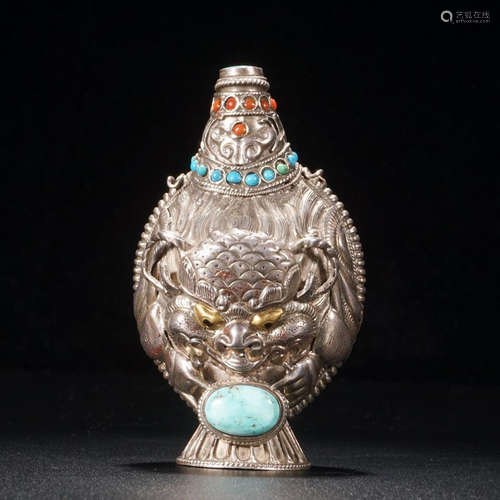 A SILVER EMBEDED RED AND GREEN TURQUOISE CARVED BEAST FACE SNUFF BOTTLE