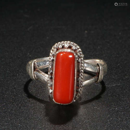 A SILVER EMBEDED CORCLE RING